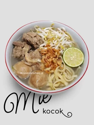 mie kocok dengan toping bakso dan daging sapi